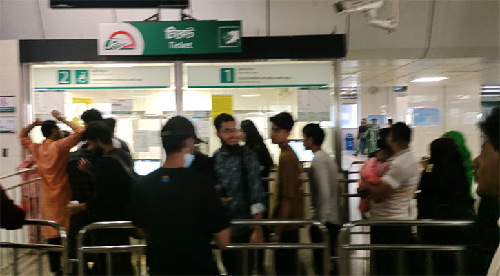 হাদির জানাজায় অংশ নিতে মেট্রোরেলে যাত্রীদের ভিড়