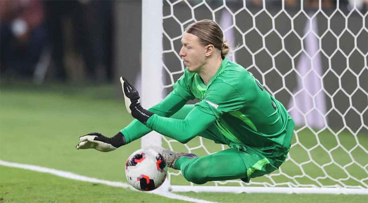 ৪ পেনাল্টি ঠেকিয়ে নায়ক, হাত ভেঙে মাঠের বাইরে পিএসজি গোলকিপার