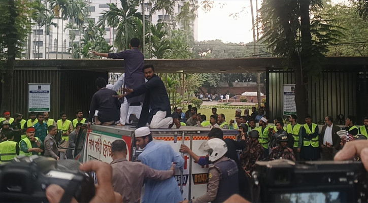 দাফনের জন্য সমাধিস্থলে ওসমান হাদির লাশ