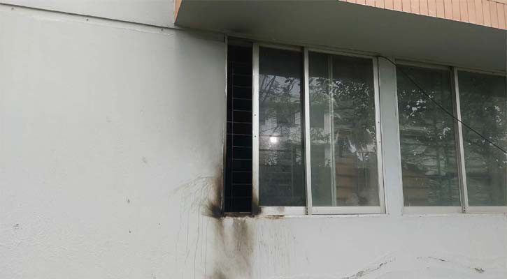 কুষ্টিয়া সদর উপজেলা নির্বাচন অফিসে দুর্বৃত্তদের আগুন