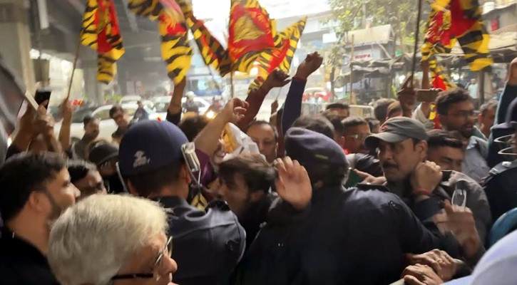 কলকাতার বাংলাদেশ মিশনের সামনে বিক্ষোভ