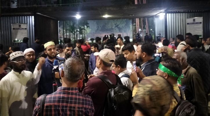 ওসমান হাদির কবর দেখতে রাতেও সাধারণ মানুষের ভিড়