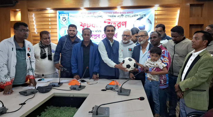 বাফুফে অনুমোদিত ৩০ ফুটবল একাডেমিকে বল বিতরণ