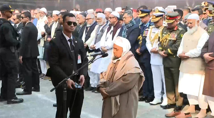 খালেদা জিয়ার জানাজা পড়ালেন বায়তুল মোকাররমের খতিব