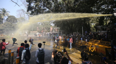যমুনার সামনে সরকারি কর্মচারীদের ছত্রভঙ্গ করতে জলকামান ও সাউন্ড গ্রেনেড