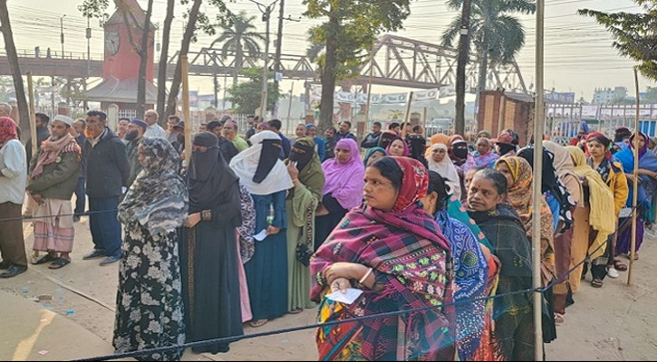 সিলেটে ভোট উৎসব, কেন্দ্রগুলোতে নারী ভোটারদের সরব উপস্থিতি