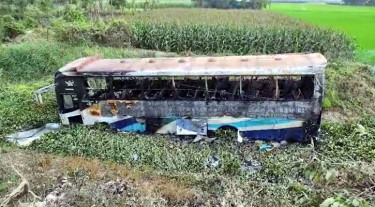 চাঁদপুরে ব্রিজের রেলিং ভেঙে বাস খাদে পড়ে আগুন