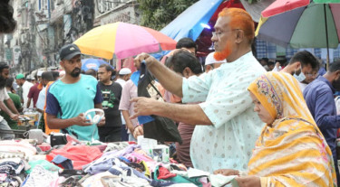 ফুটপাতে কম দামে বিকোচ্ছে ঈদের আনন্দ