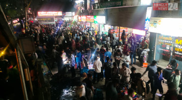 ঝড়-বৃষ্টিতেও থামেনি ঘরমুখো মানুষের স্রোত
