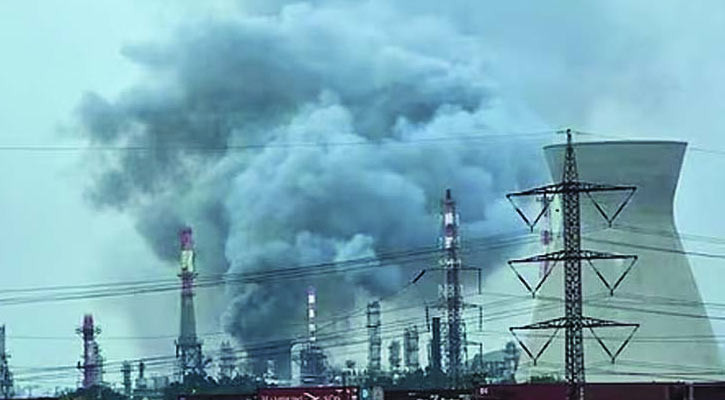 ইরানের ক্ষেপণাস্ত্র হামলায় জ্বলছে ইসরায়েলের তেল শোধনাগার