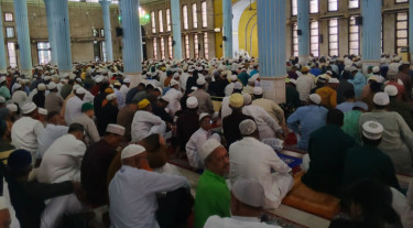 বৈরী আবহাওয়া উপেক্ষা করে জুমাতুল বিদায় মুসল্লির ঢল