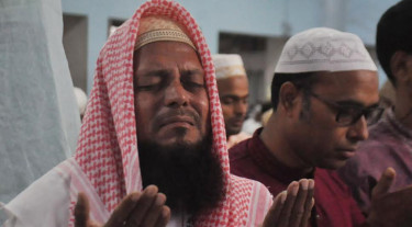 জুমাতুল বিদায় মুসল্লির ঢল, বিশ্ব মুসলিম উম্মাহর জন্য বিশেষ দোয়া