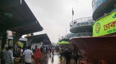 ঈদযাত্রা: বৈরী আবহাওয়ায় ভিড় কমেছে সদরঘাটে