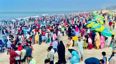 ঈদের ছুটিতে পর্যটকের পদভারে মুখর কক্সবাজার