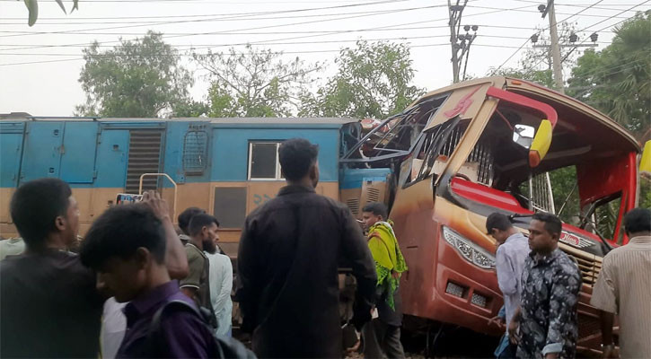 বেপরোয়া চালনা ও নিষিদ্ধ যানের অবাধ চলাচলে দুর্ঘটনা ঘটছেই