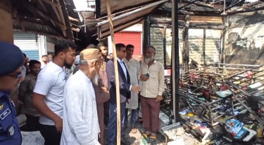 মধ্যরাতে বাজারে আগুন: ক্ষতিগ্রস্ত দোকানপাট পরিদর্শনে প্রতিমন্ত্রী ফরহাদ