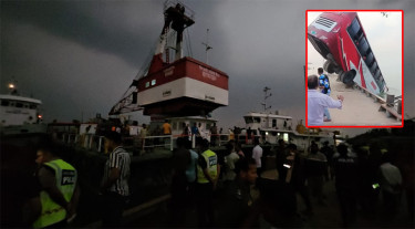 ঝড়বৃষ্টিতে ব্যাহত উদ্ধার কার্যক্রম, এখনো দৃশ্যমান হয়নি ডুবে যাওয়া বাস