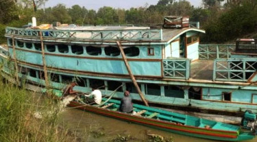 ২ শতাধিক যাত্রী নিয়ে দুর্ঘটনার কবলে লঞ্চ