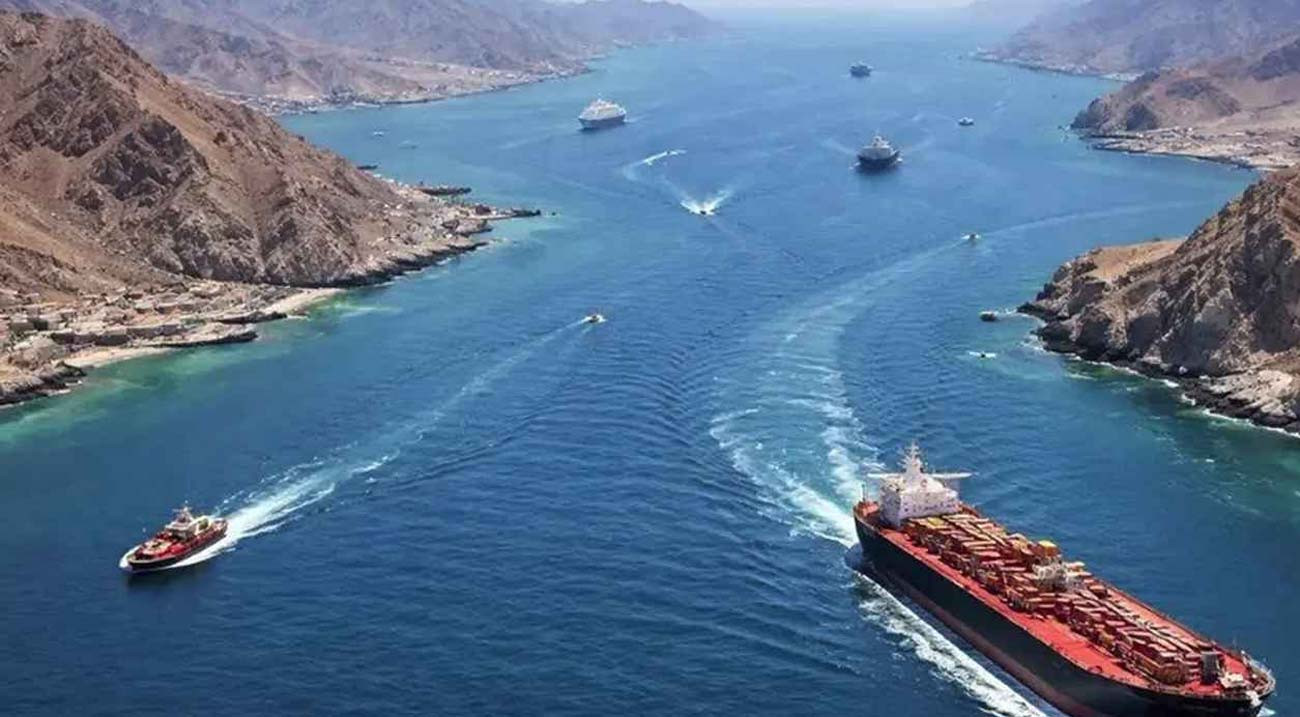 যেভাবে হরমুজ প্রণালী 'শক্ত হাতে' নিয়ন্ত্রণ করছে ইরান