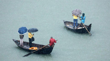 ঝড়ের শঙ্কায় ১৪ অঞ্চলের নদীবন্দরে সতর্ক সংকেত