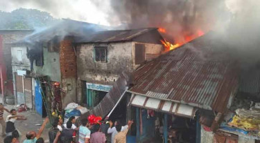 বরিশালে বস্তিতে অগ্নিকাণ্ড