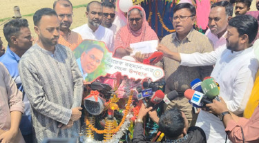‘অটোরিকশা চালানো মা’ টুলি বেগম পেলেন প্রধানমন্ত্রীর উপহার