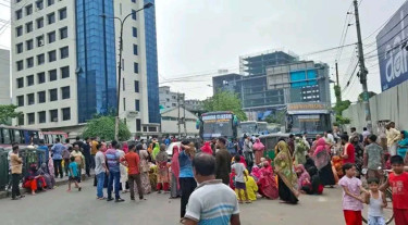 বেতন-ভাতার দাবিতে তেজগাঁওয়ে পোশাক শ্রমিকদের সড়ক অবরোধ