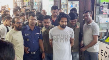 যশোরে মোবাইল সার্ভিসিং সেন্টার থেকে অস্ত্রসহ মালিক আটক