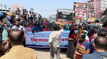 বকেয়া বেতনের দাবিতে কুমিল্লায় মহাসড়ক অবরোধ, তীব্র যানজট