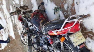 পাম্পে তেল ভরার সময় উপচে পড়ে ইঞ্জিনে, স্টার্ট দেওয়ার সাথেই আগুন মোটরসাইকেলে