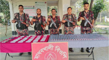 ঝিনাইদহ সীমান্তে ১৬ লাখ টাকার চোরাই মালামাল ও মদ উদ্ধার, আটক ২