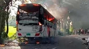 ঢাকা-বরিশাল মহাসড়কে চলন্ত বাসে আগুন, একজনের মৃত্যু