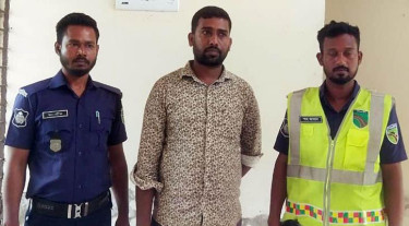 চেকপোস্টে পুলিশ পরিচয় দিয়ে পিকআপ চালক আটক