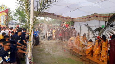 সাংগ্রাই উৎসবে জলকেলিতে মাতোয়ারা মারমা তরুণ-তরুণীরা