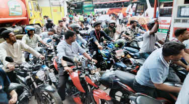 ঘণ্টার পর ঘণ্টা অপেক্ষা, তবুও মিলছে না কাঙ্ক্ষিত তেল