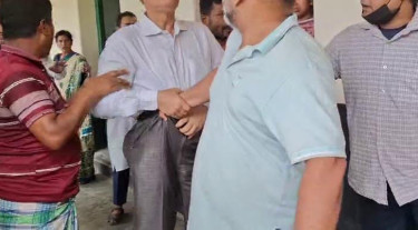 নরসিংদীতে কলেজে ঢুকে অধ্যক্ষের ওপর সন্ত্রাসীদের হামলা