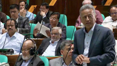 লুটপাট ও মুদ্রার অবমূল্যায়নে ব্যাংকে মূলধন সংকট, সংসদে অর্থমন্ত্রী