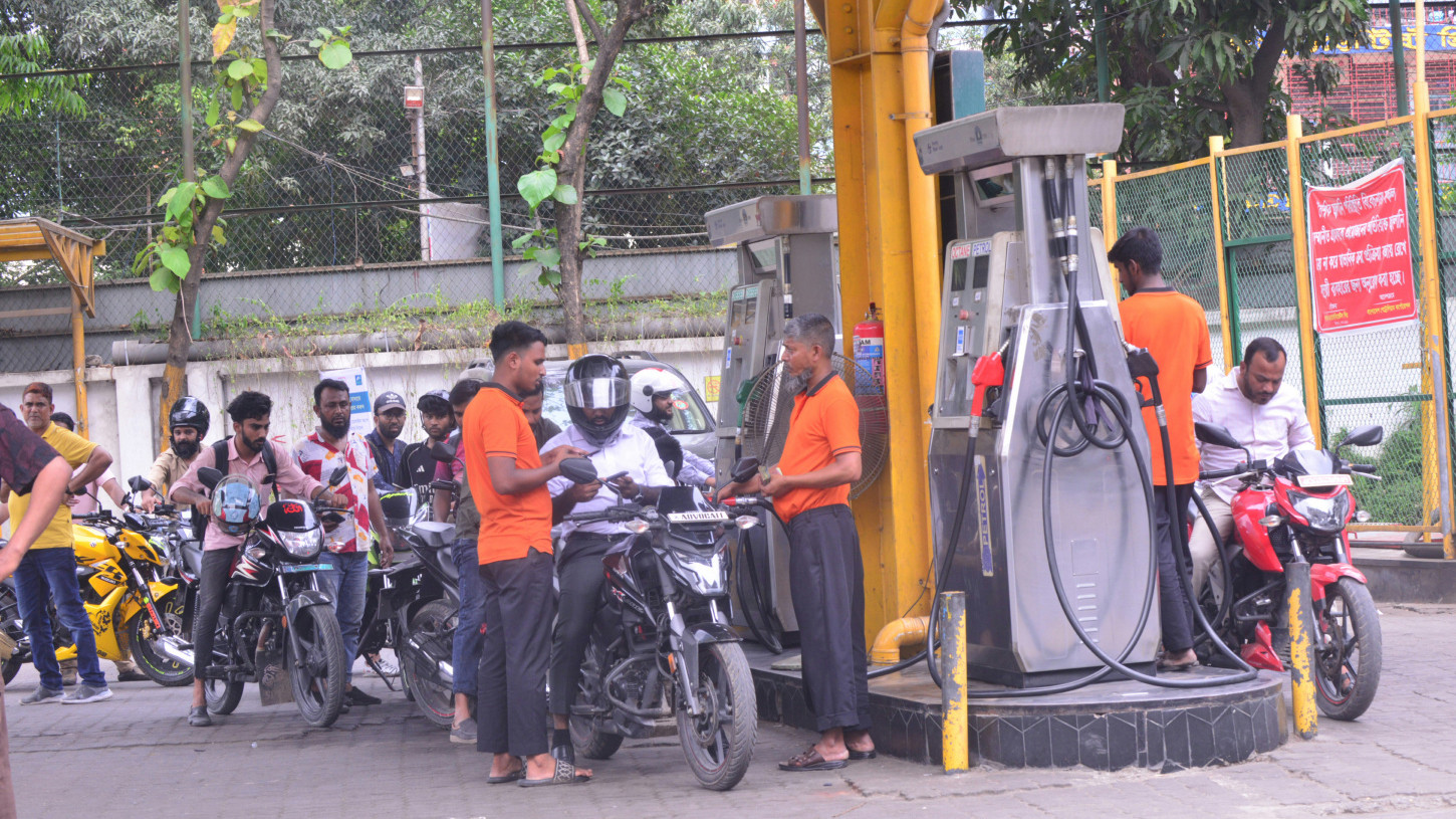 তেলের সরবরাহ বাড়ায় কমেছে অপেক্ষার সময়