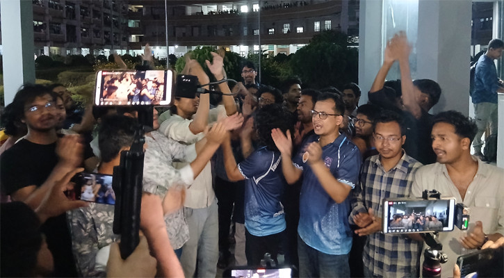 ঢাবিতে হলে দেয়াললিখনে বাধার অভিযোগ, ছাত্রদলের বিক্ষোভ