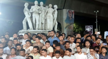 চট্টগ্রামে শিবির-ছাত্রদল সংঘর্ষ: প্রতিবাদ জানিয়ে ঢাবিতে ছাত্রদলের বিক্ষোভ