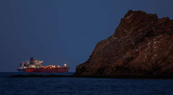 যুদ্ধবিরতি লঙ্ঘনের মধ্যে হরমুজ প্রণালী খোলা ‘অসম্ভব’: ইরান