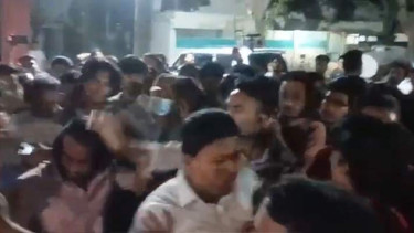 শাহবাগ থানার ভেতরে ঢাবি সাংবাদিকদের ওপর ছাত্রদলের হামলা