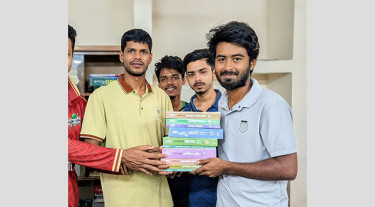 বিশ্ব বই দিবসে ছাত্রদল নেতার বই বিতরণ