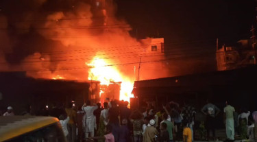 ফতুল্লায় ঝুটের গুদামে আগুন, নিয়ন্ত্রণে ফায়ার সার্ভিসের ৮ ইউনিট