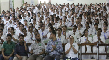 মোনালিসা প্রেজেন্টস বিজনেস ফেস্টে মুখর হলিক্রস কলেজ