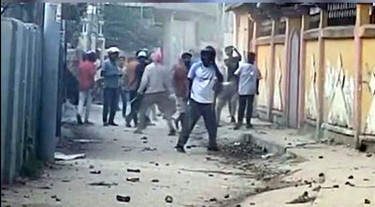 কুমিল্লা নগরীতে টানা তিনদিন ধরে ২ গ্রুপে সংঘর্ষে আহত ৩০