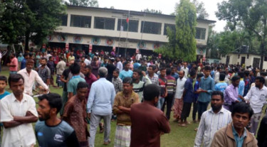 ছাত্রীকে শ্লীলতাহানির অভিযোগে প্রধান শিক্ষক ৫ ঘণ্টা অবরুদ্ধ, পরে আটক