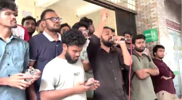 রুয়েটে ছাত্ররাজনীতি বন্ধের দাবিতে বিক্ষোভ, গণভোটের আহ্বান