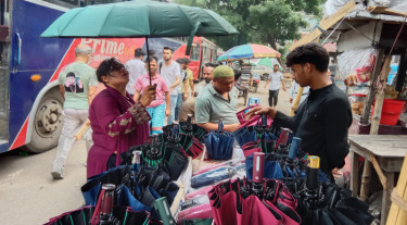 রোদ-বৃষ্টির লুকোচুরি, দেশজুড়ে ছাতা বিক্রির হিড়িক