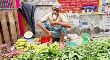 বয়স ৮০, থামেনি লড়াই—ভ্যানেই চলছে আয়নালের জীবনসংগ্রাম